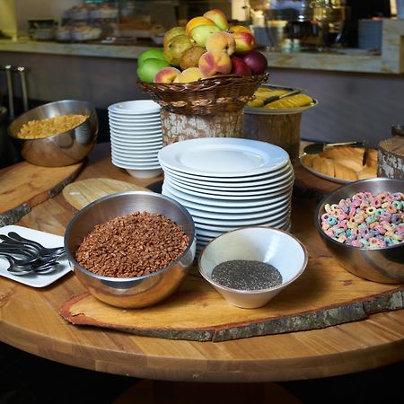 Hotel 100 Luxury Suites By Preferred 波哥大 外观 照片 A breakfast buffet at a hotel
