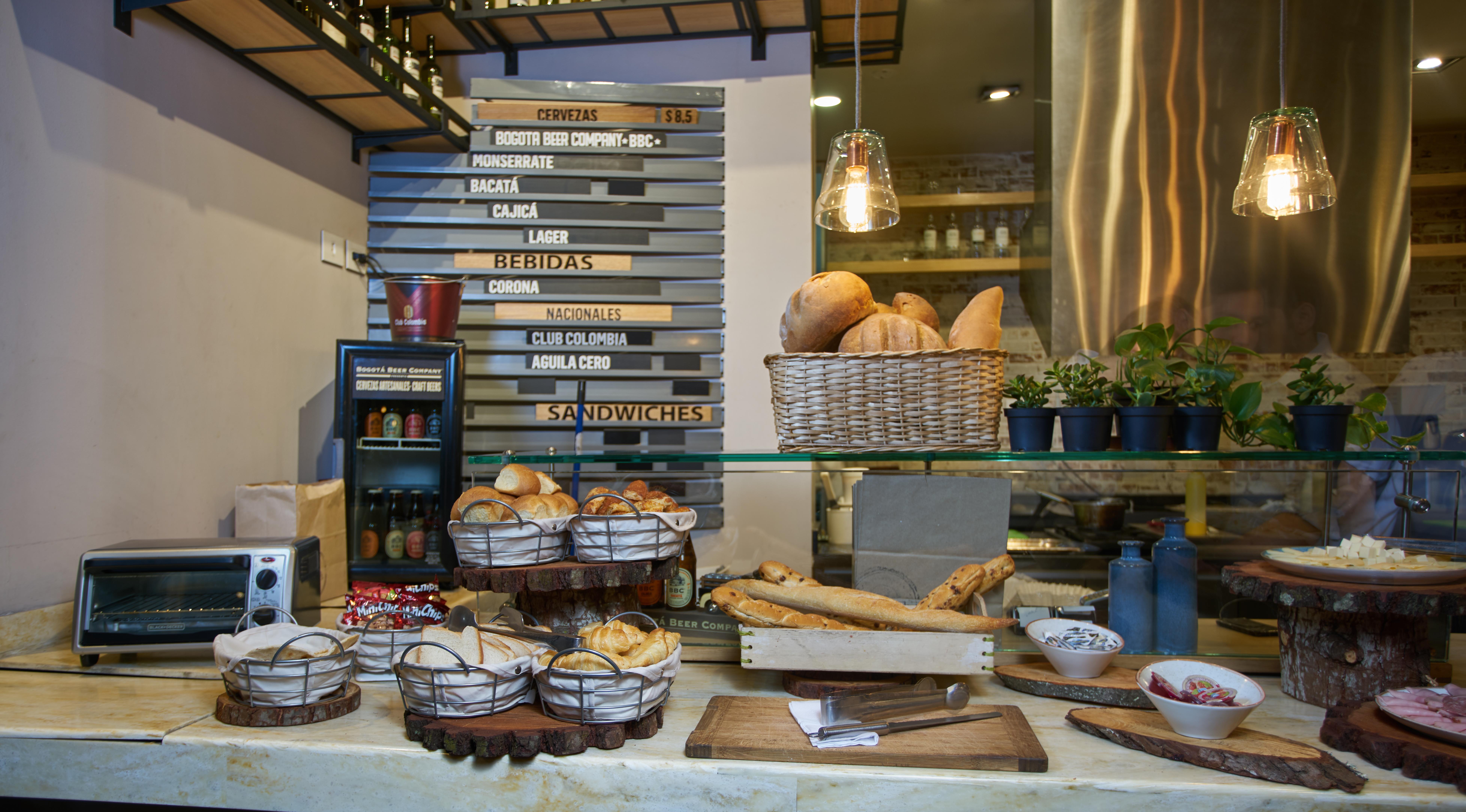 Hotel 100 Luxury Suites By Preferred 波哥大 外观 照片 A typical display at a Spanish bakery