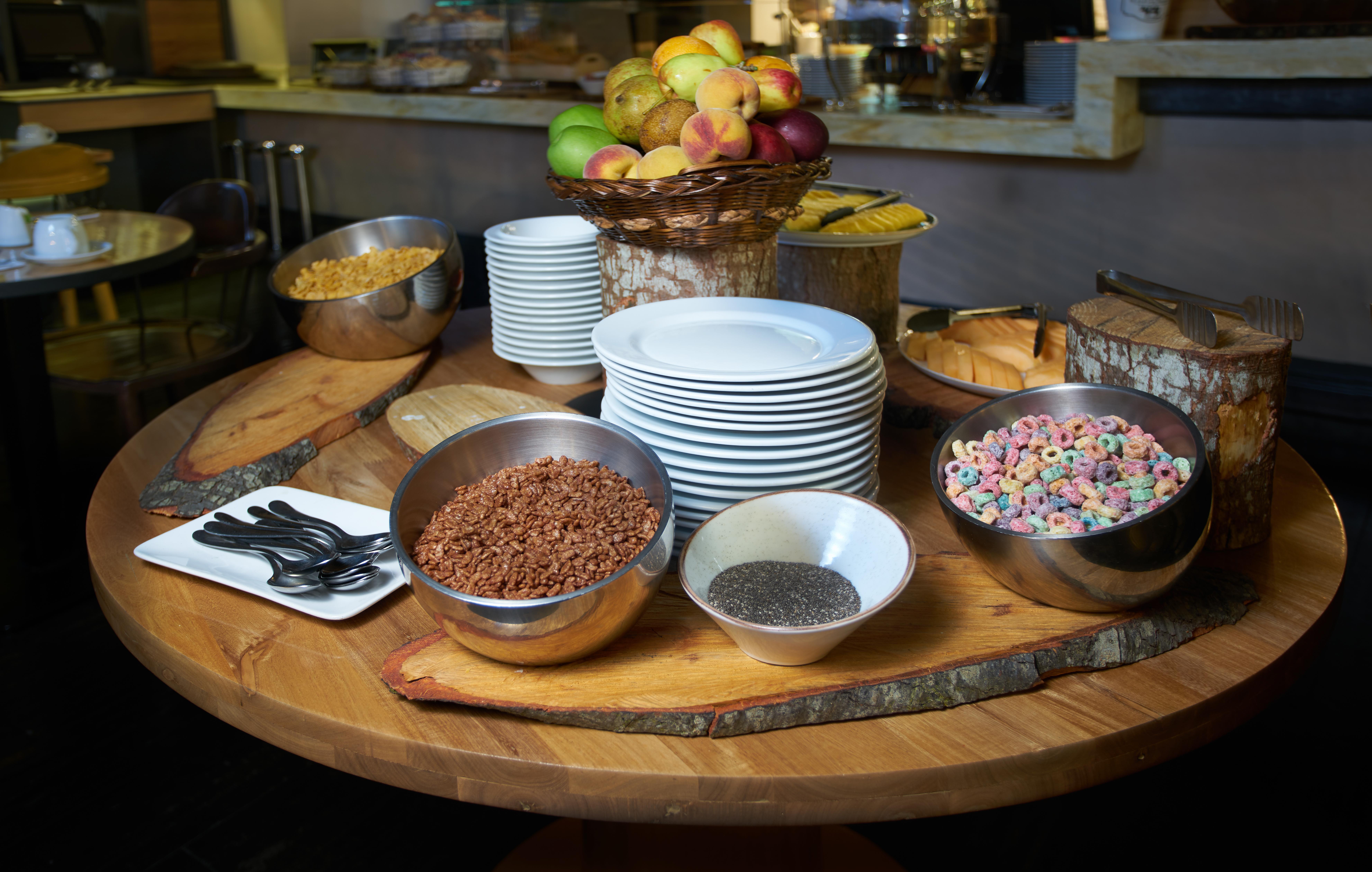 Hotel 100 Luxury Suites By Preferred 波哥大 外观 照片 A breakfast buffet at a hotel