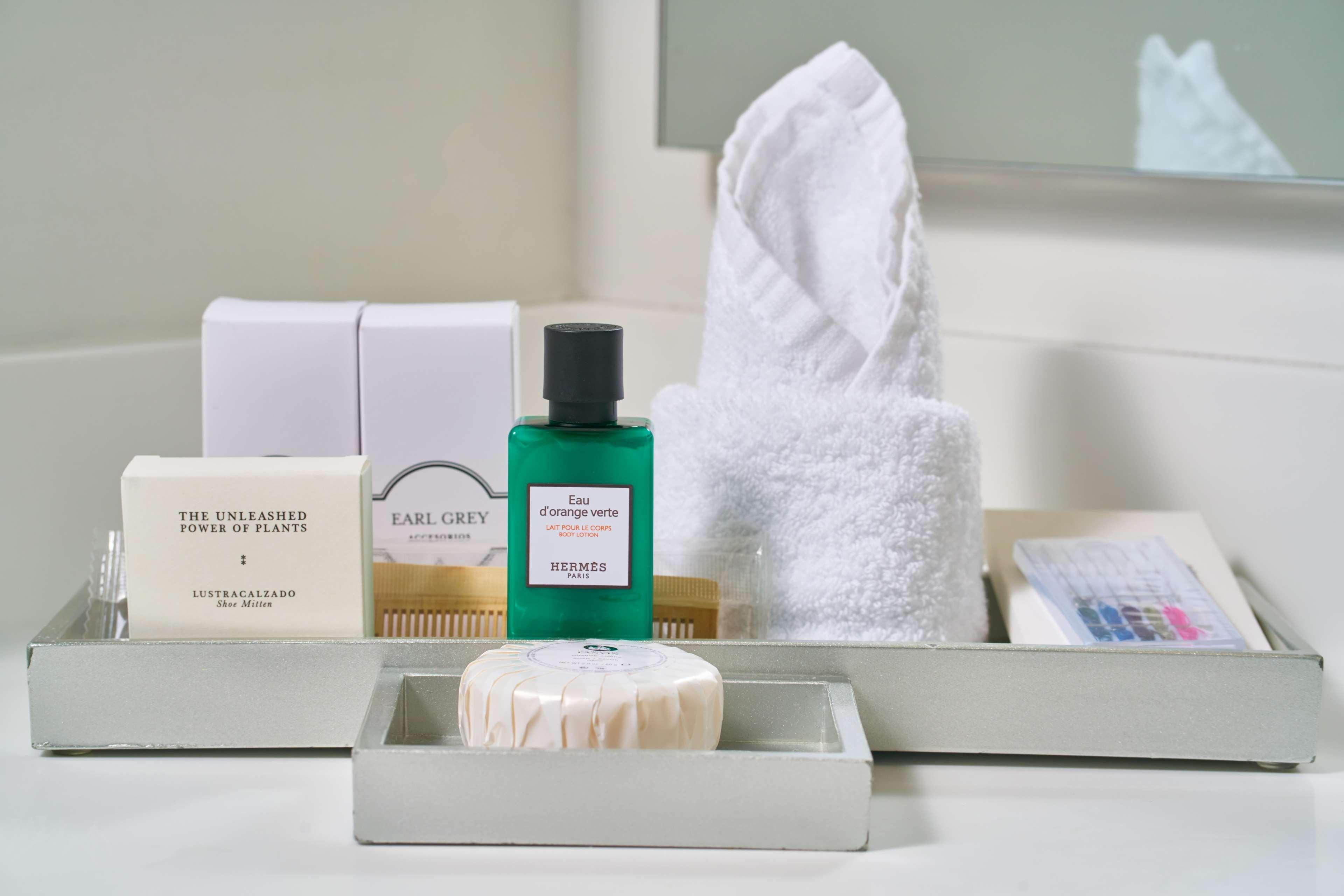 Hotel 100 Luxury Suites By Preferred 波哥大 外观 照片 A selection of toiletries