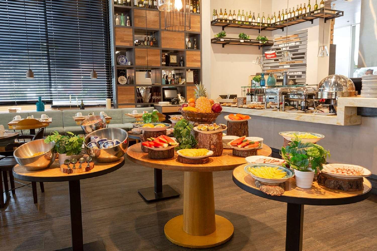 Hotel 100 Luxury Suites By Preferred 波哥大 外观 照片 A buffet at a restaurant