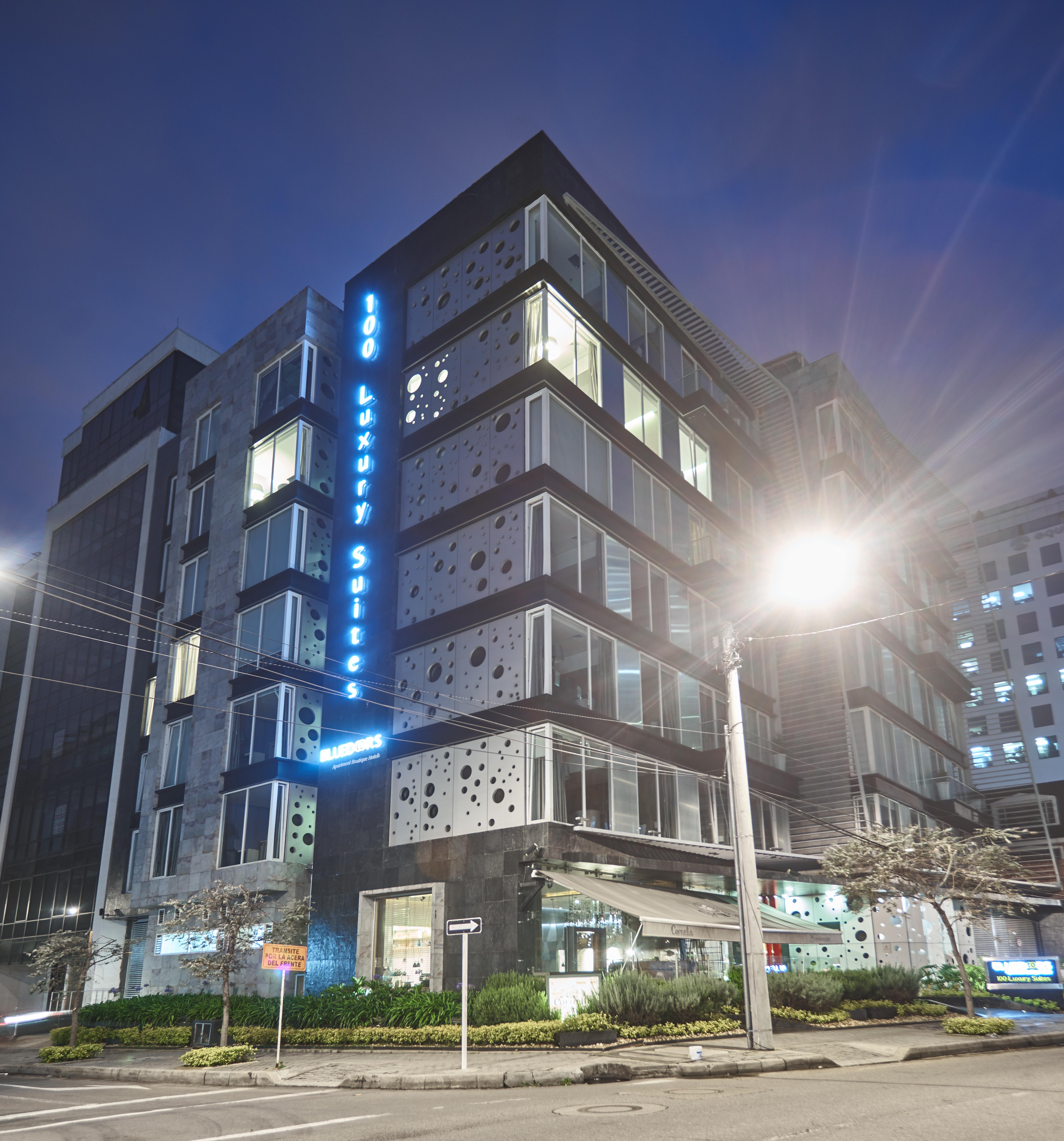 Hotel 100 Luxury Suites By Preferred 波哥大 外观 照片 The hotel at night