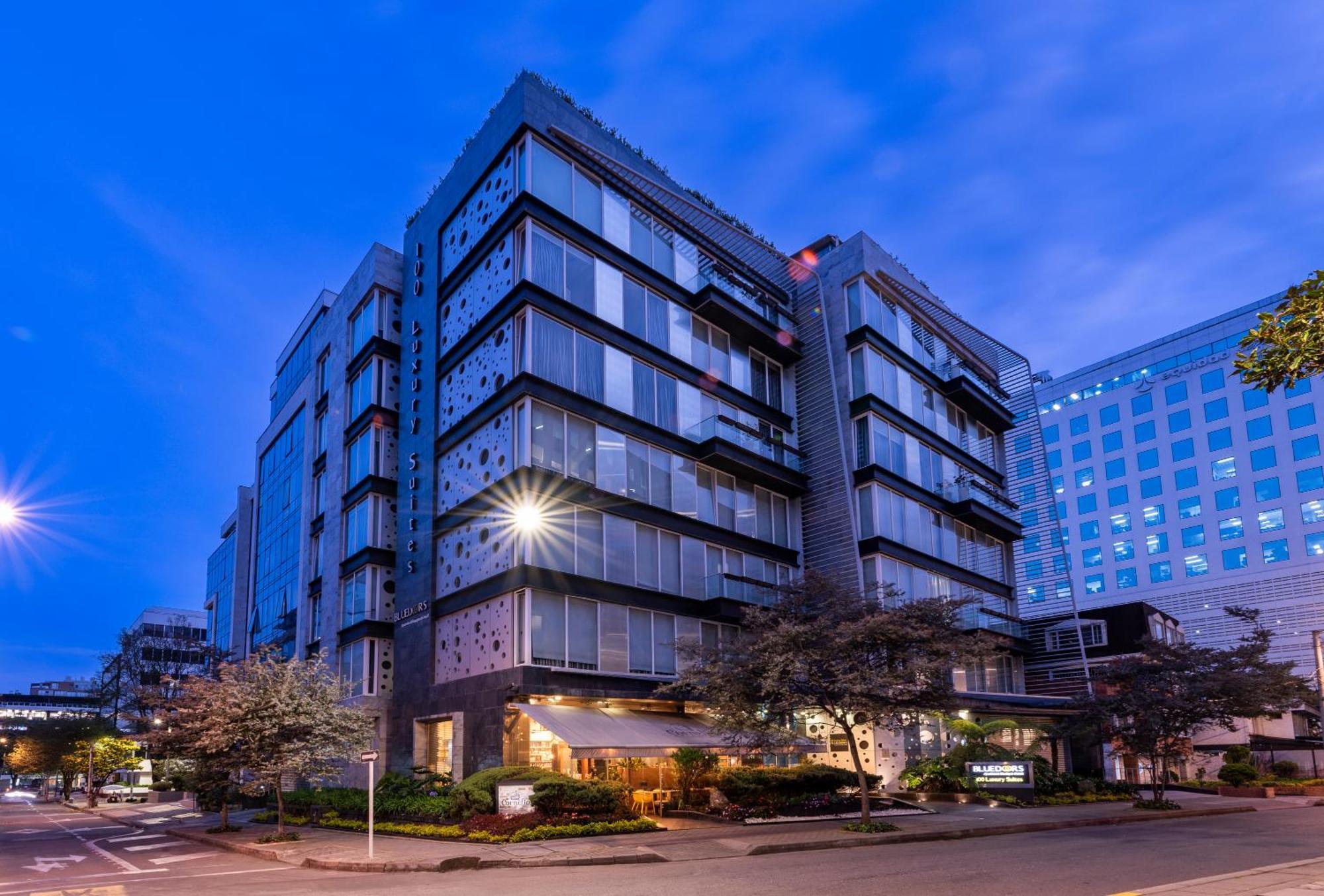 Hotel 100 Luxury Suites By Preferred 波哥大 外观 照片 The hotel at night