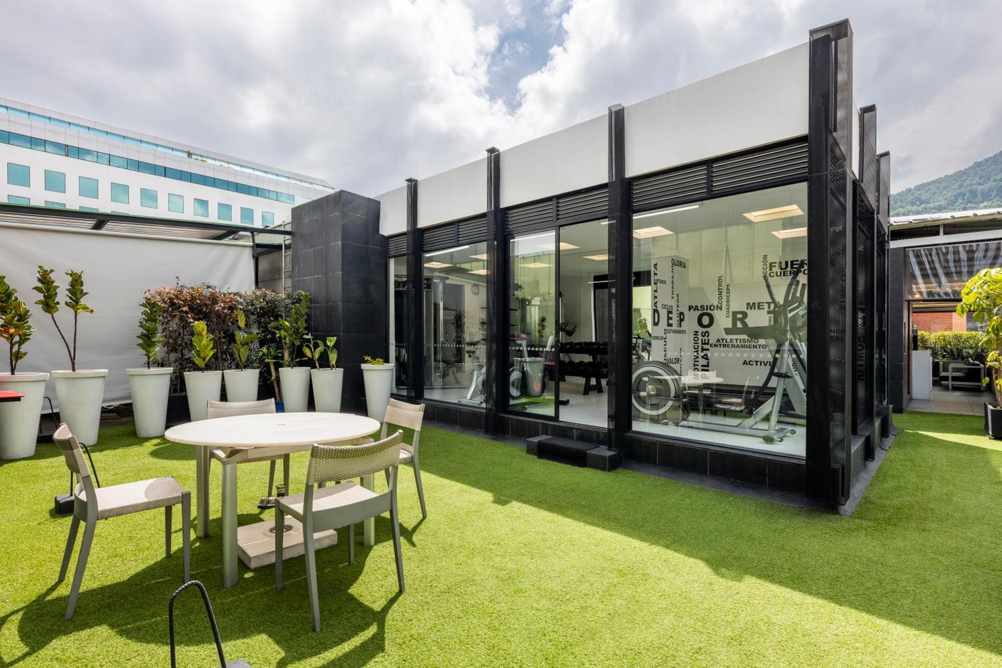 Hotel 100 Luxury Suites By Preferred 波哥大 外观 照片 The gym at the top of the building