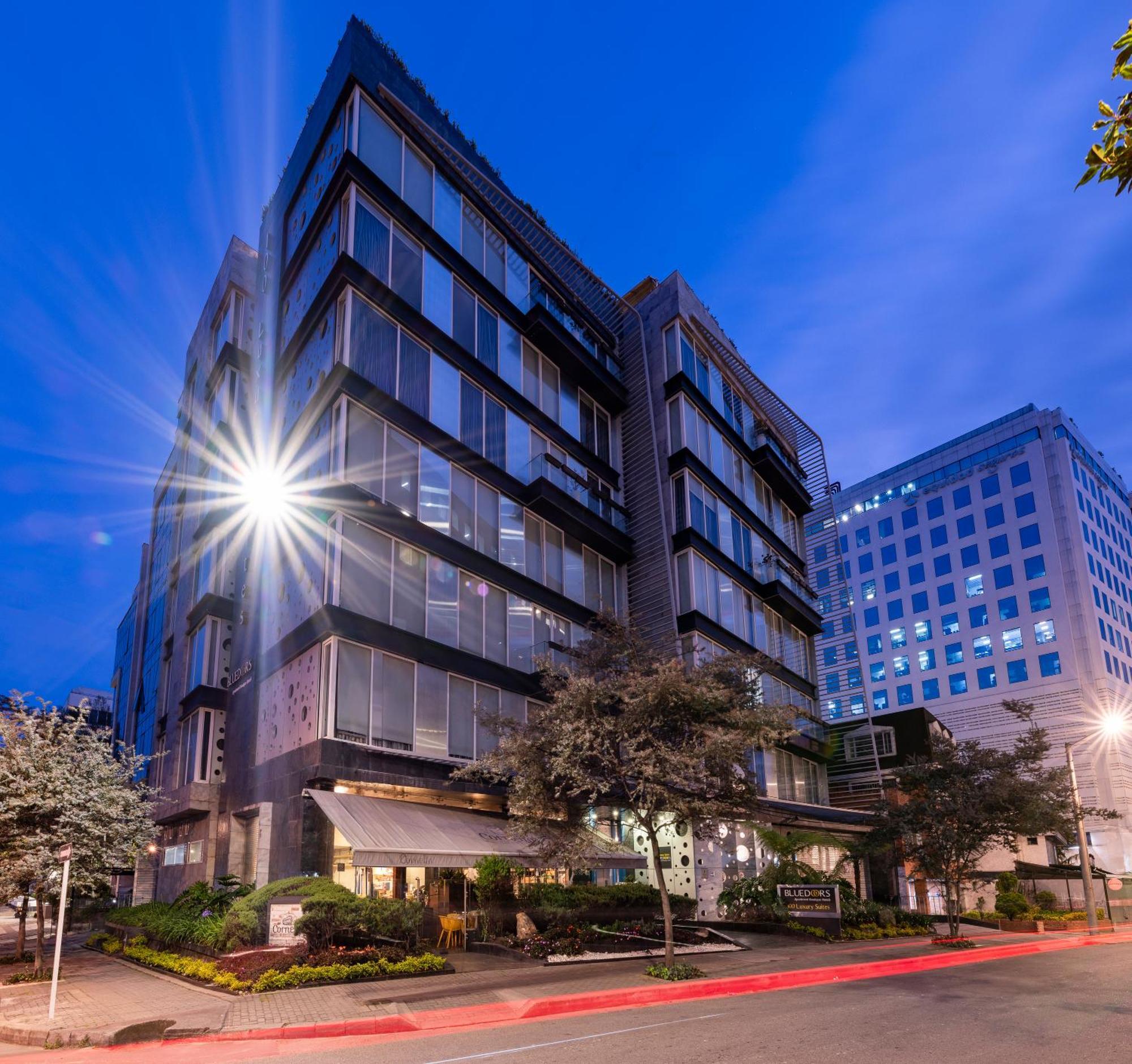 Hotel 100 Luxury Suites By Preferred 波哥大 外观 照片 The building at night