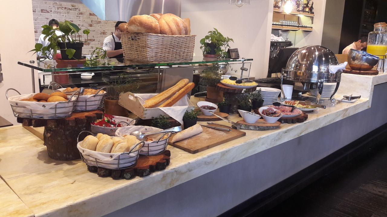 Hotel 100 Luxury Suites By Preferred 波哥大 外观 照片 A buffet at a hotel