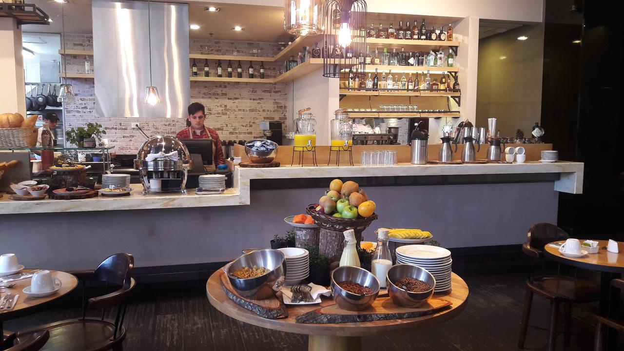 Hotel 100 Luxury Suites By Preferred 波哥大 外观 照片 The bar at the restaurant