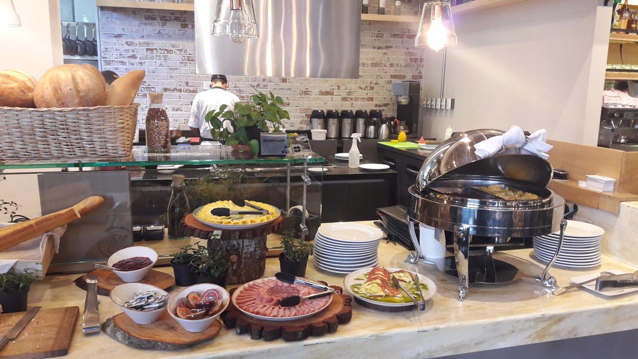 Hotel 100 Luxury Suites By Preferred 波哥大 外观 照片 A buffet at a restaurant