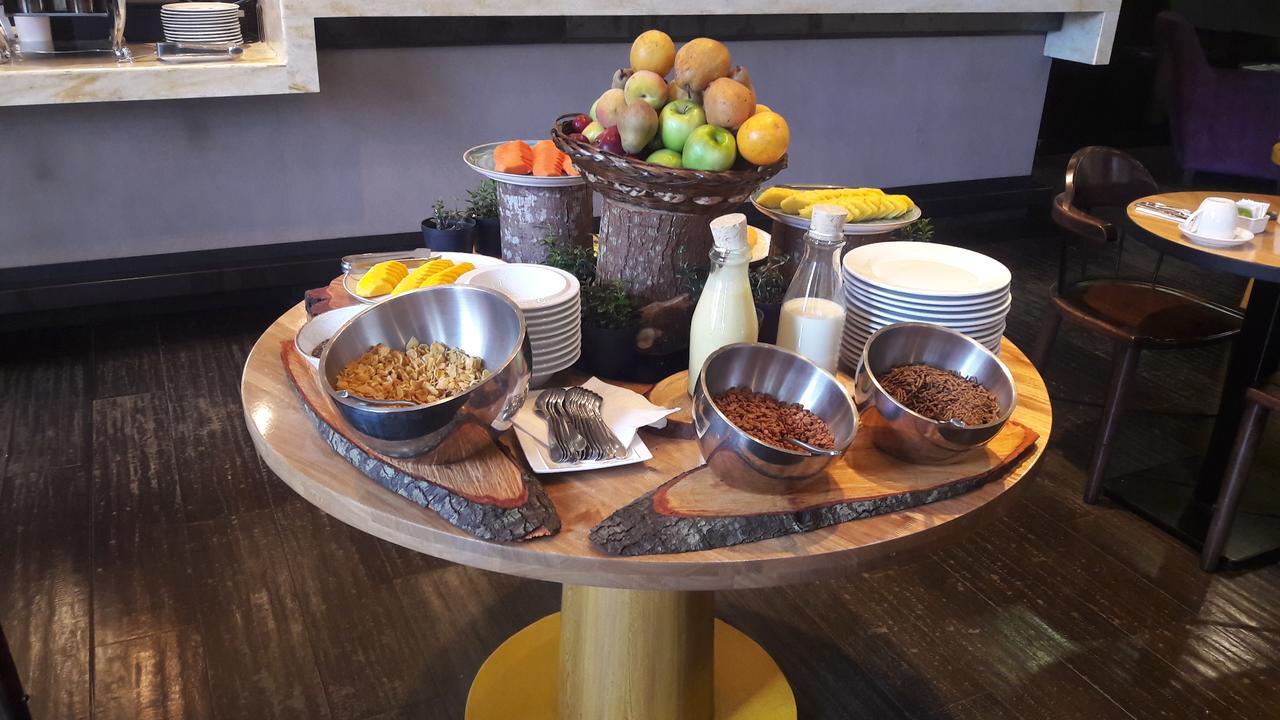 Hotel 100 Luxury Suites By Preferred 波哥大 外观 照片 A selection of breakfast cereals